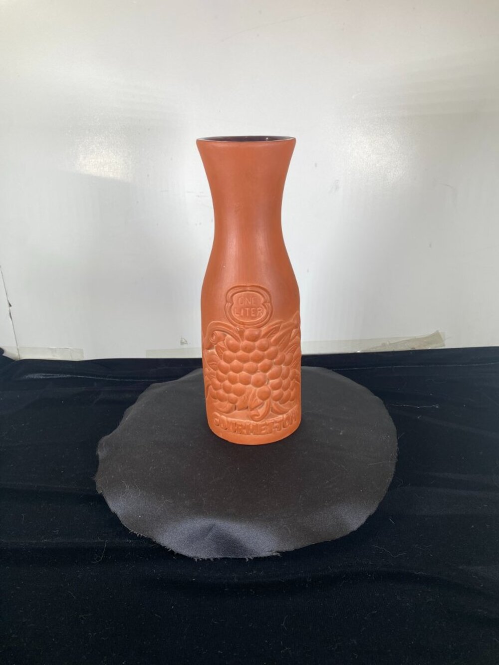 Vintage Gourmet Topf Terracotta Wine One Liter Carafe: Grape Design